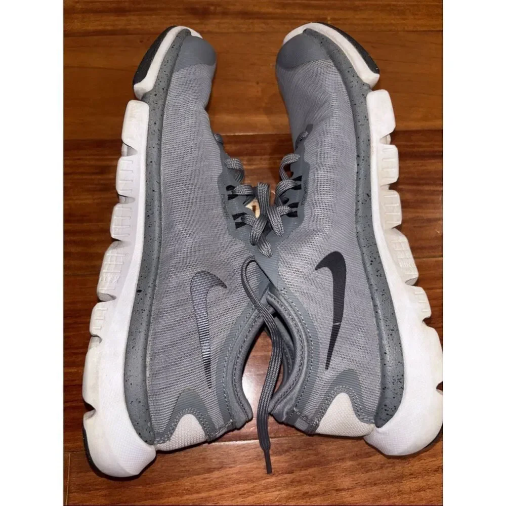 Nike women’s Light Gray Athletic Running Shoes 8.5